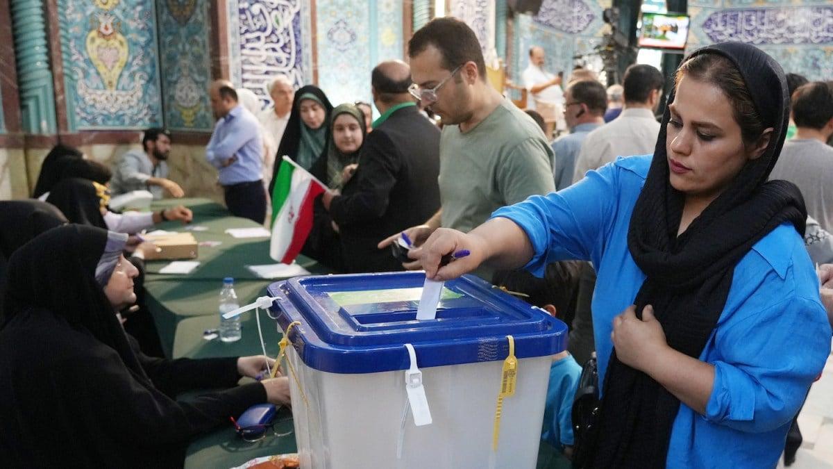 İran Cumhurbaşkanını Seçiyor