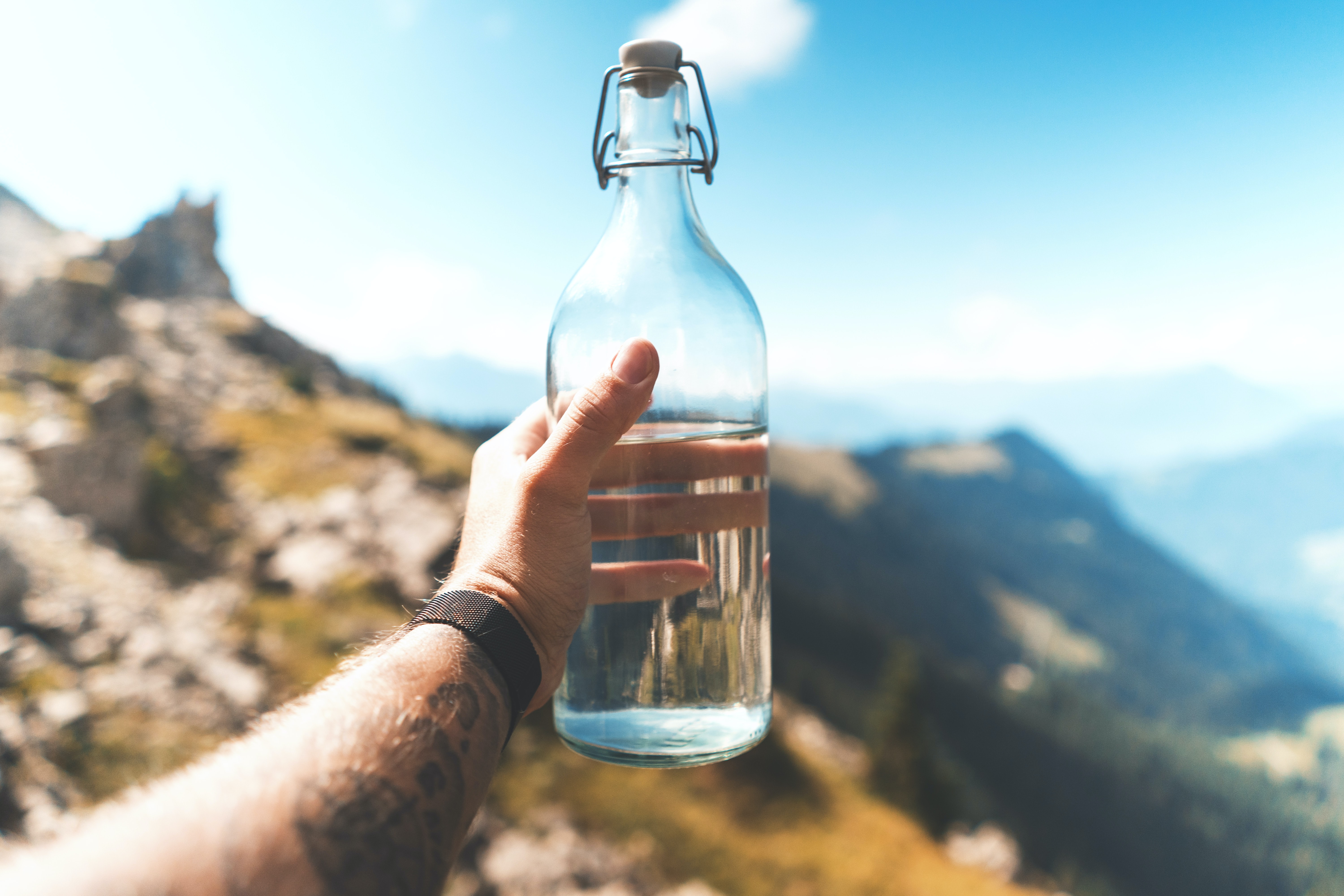 В горах станут воды. Лугела минеральная вода Грузия. Бутылка для воды. Чистая вода. Чистая питьевая вода.