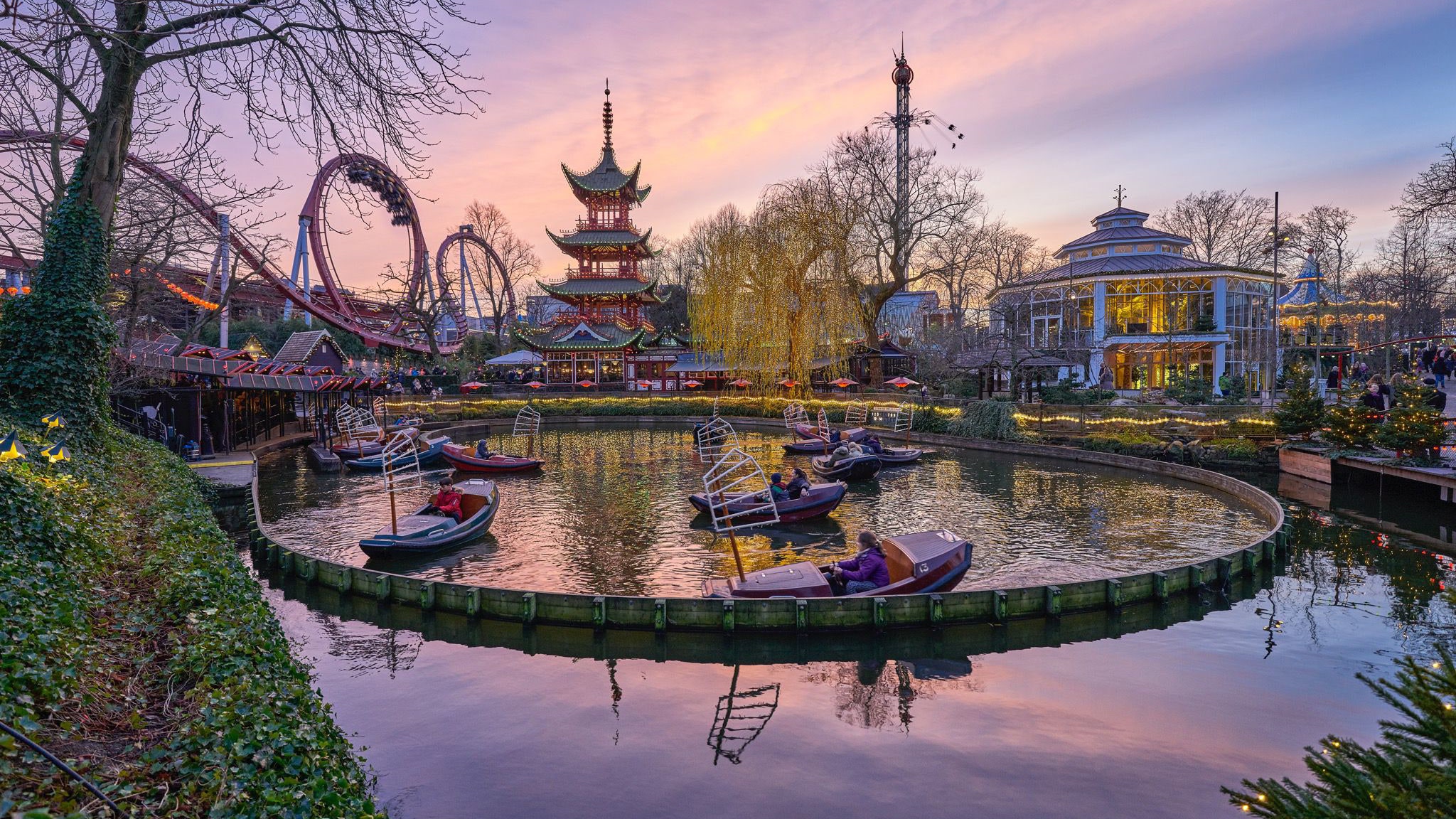 Сад развлечений. Парк Тиволи Дания. Сады Тиволи, Копенгаген, Дания (Tivoli Gardens). Тиволи парк Копенгаген monsunen. Амстердам город в Нидерландах парк Тиволи.